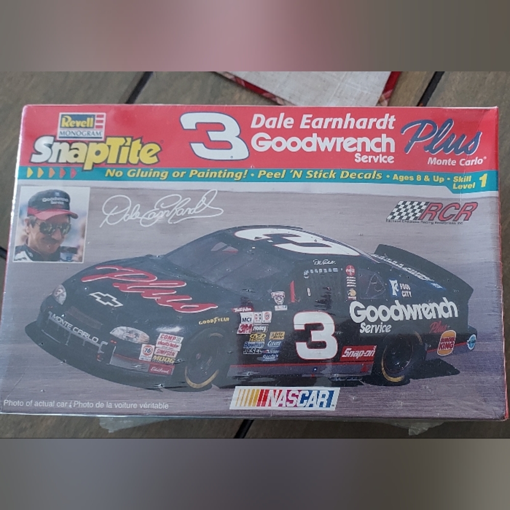 New 1998 Revell SnapTite Dale Earnhardt Monte Carlo 1:32 Scale Model Car Kit